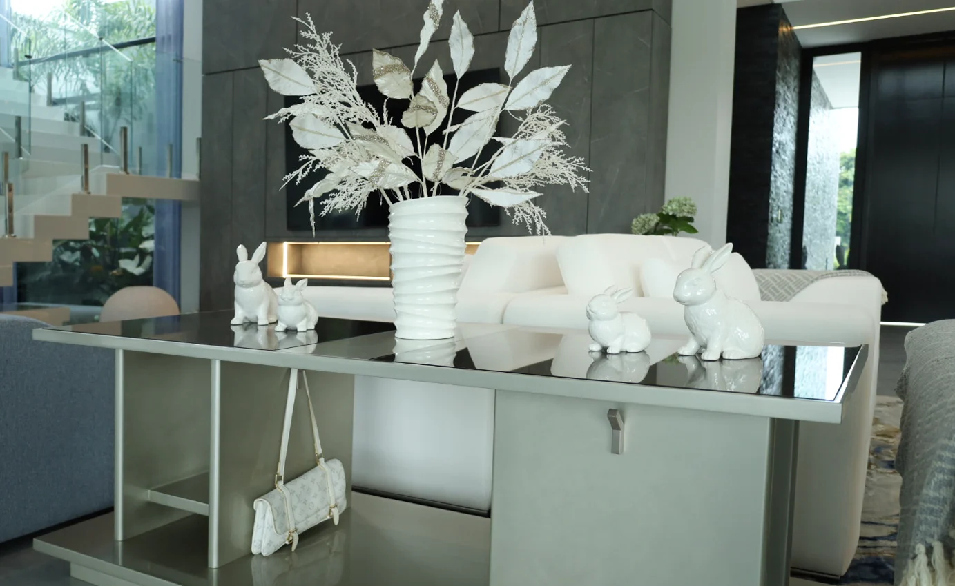 sala de estar mesa de centro, florero y decoración malabar lakes